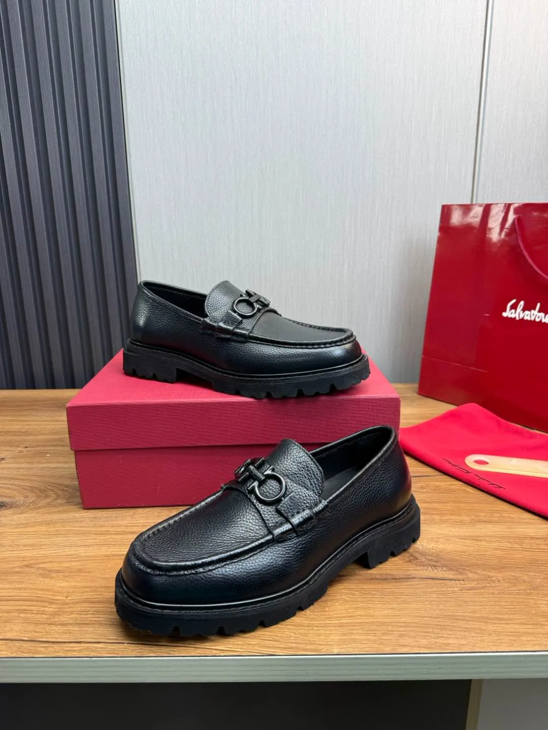 Men's shoes 💰880💰 Ferragamo. [Ferragamo] men's thick-soled loafers, the latest hot style, 1:1 original purchase quality, top quality, imported open-edge beaded cowhide leather on the upper, hand-made three-dimensional stitching highlights the round toe design, the inner foot pads are all imported cowhide, with original lightweight foam outsole, matching code 39-44, (38, 45 custom-made, non-refundable)